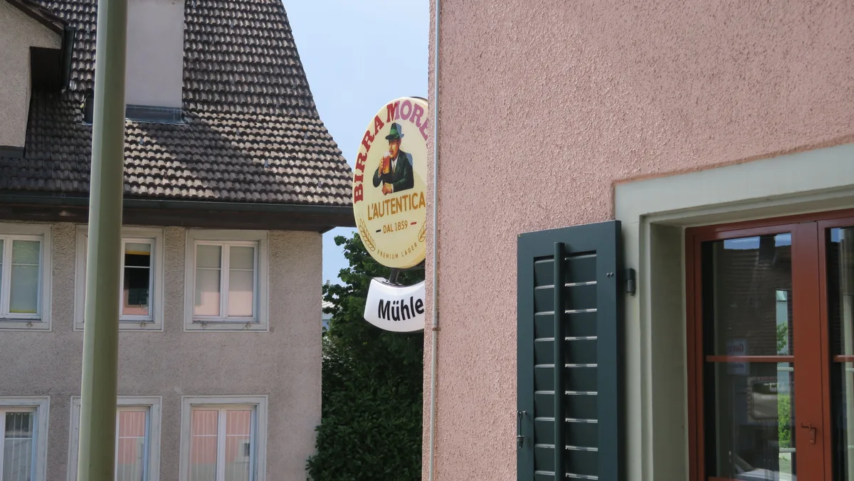 Auf dem Bild sieht man das Restaurant mit dem Schild «Mühle».